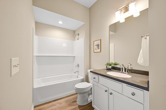1382 Prairie Creek CIRCLE #15D, Oconomowoc, WI 53066