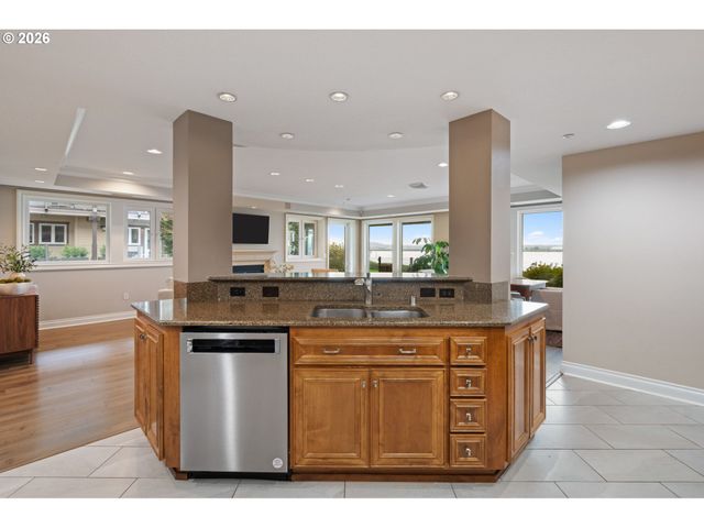 5841 Se COLUMBIA Way 104, Vancouver, WA 98661