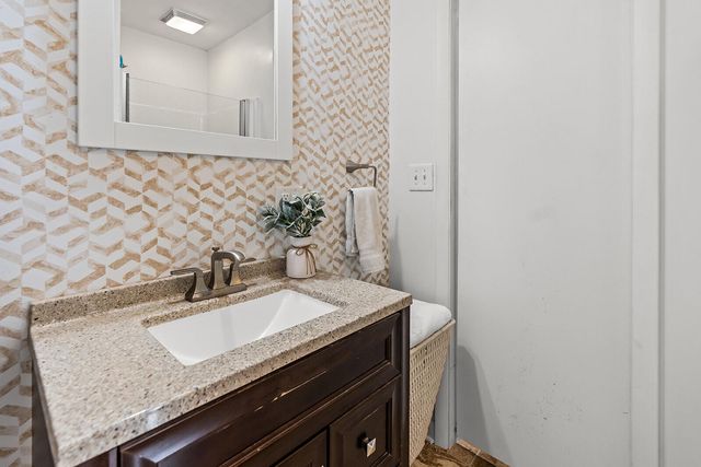 2463 S Westwood Avenue, Springfield, MO 65807