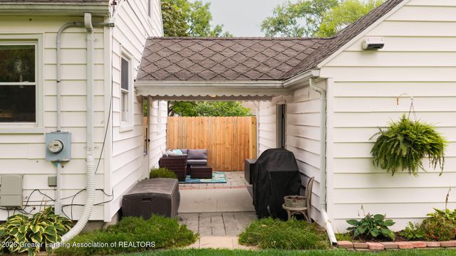 2014 Devonshire Avenue, Lansing, MI 48910