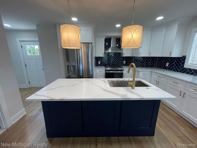 985 W Hazelhurst Street, Ferndale, MI 48220