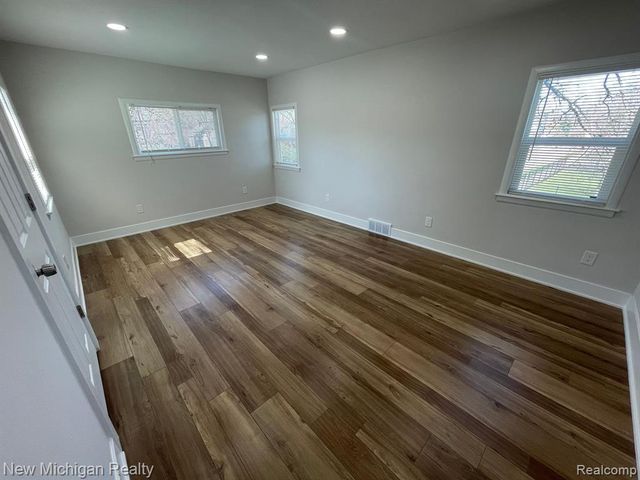 985 W Hazelhurst Street, Ferndale, MI 48220