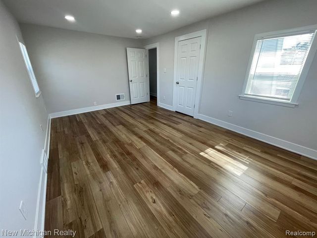 985 W Hazelhurst Street, Ferndale, MI 48220