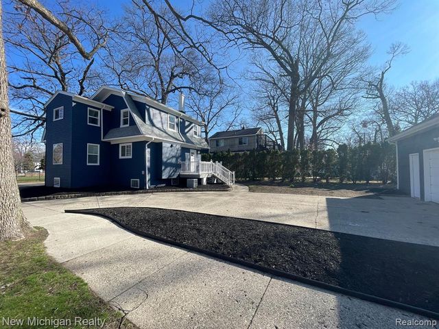 985 W Hazelhurst Street, Ferndale, MI 48220