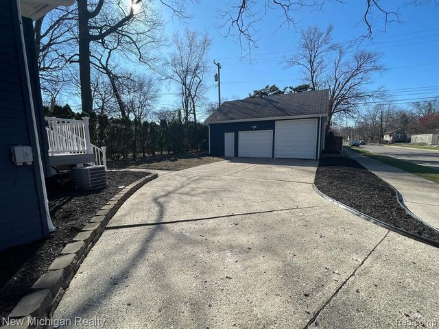 985 W Hazelhurst Street, Ferndale, MI 48220