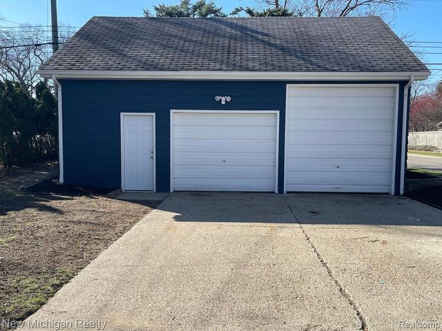 985 W Hazelhurst Street, Ferndale, MI 48220