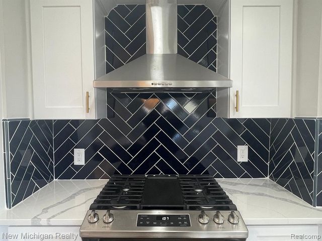 985 W Hazelhurst Street, Ferndale, MI 48220