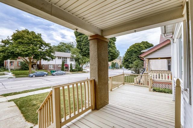 3015 N Oakland AVENUE, Milwaukee, WI 53211