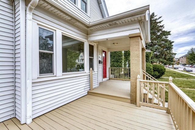 3015 N Oakland AVENUE, Milwaukee, WI 53211