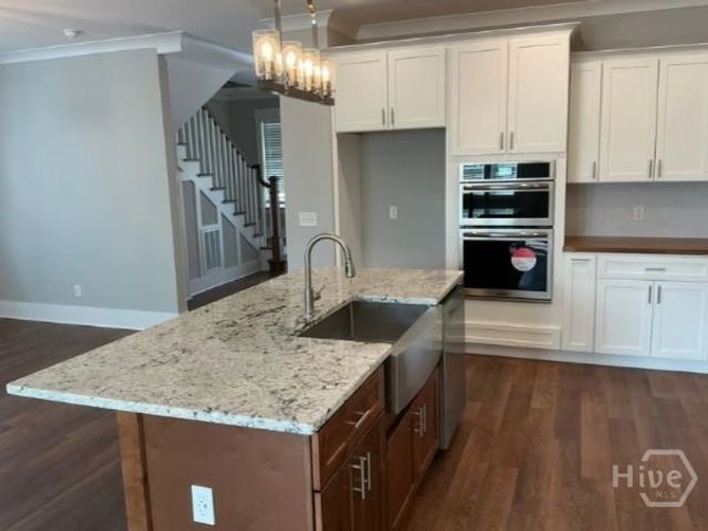 5432 La Roche Avenue, Savannah, GA 31406