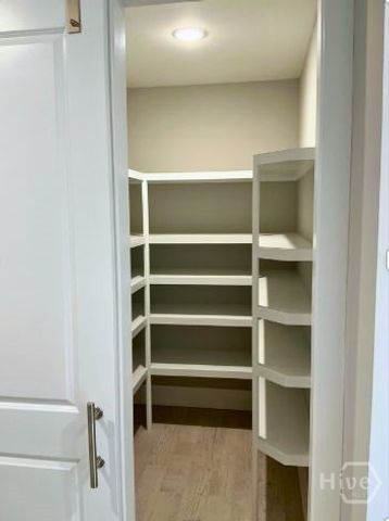 5432 La Roche Avenue, Savannah, GA 31406