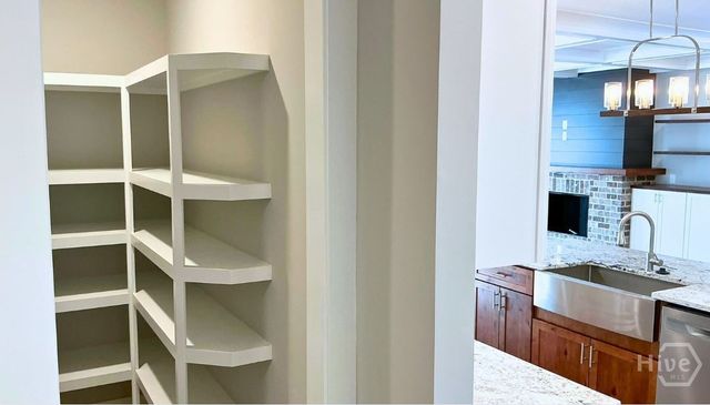 5432 La Roche Avenue, Savannah, GA 31406