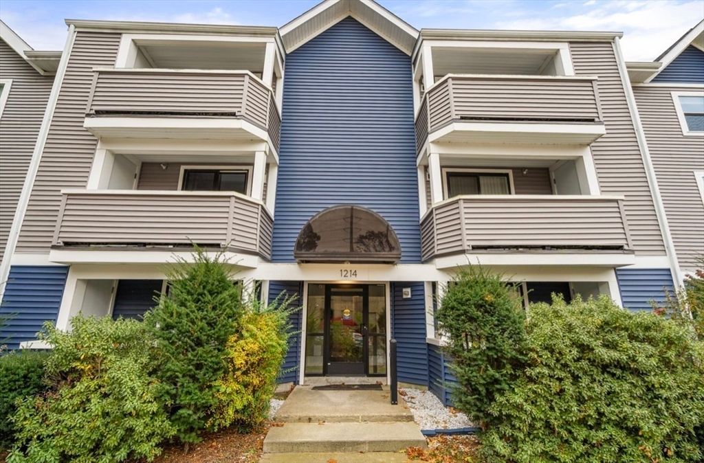 1214 Vfw Pkwy 30, Boston, MA 02132