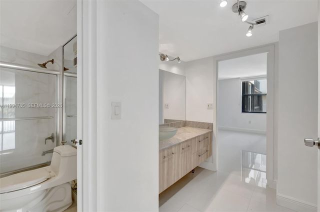 2333 Brickell Ave 305, Miami, FL 33129