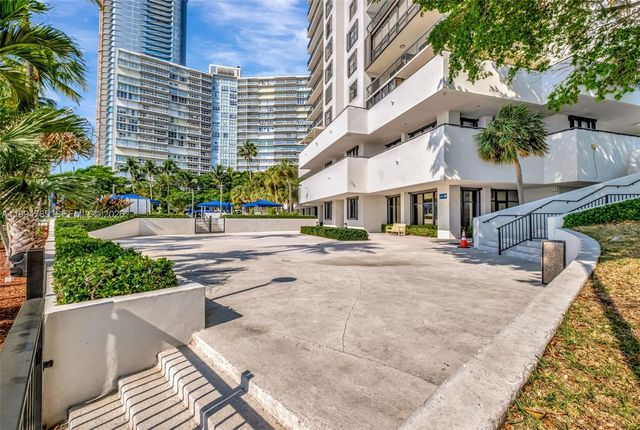 2333 Brickell Ave 305, Miami, FL 33129