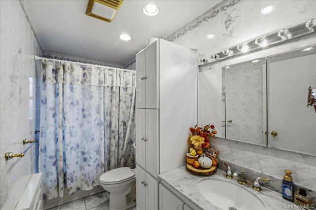 816 Pepperidge Road, Westbury, NY 11590