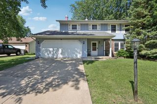 32 Woodridge Lane, Streamwood, IL 60107