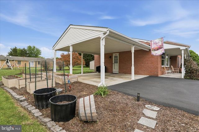 9 DARTMOUTH DR, Hagerstown, MD 21742
