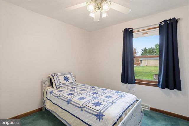 9 DARTMOUTH DR, Hagerstown, MD 21742