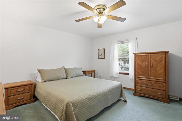 9 DARTMOUTH DR, Hagerstown, MD 21742