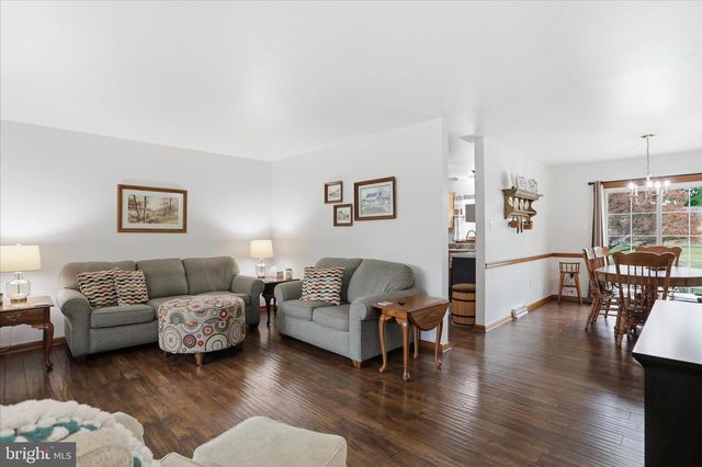 9 DARTMOUTH DR, Hagerstown, MD 21742