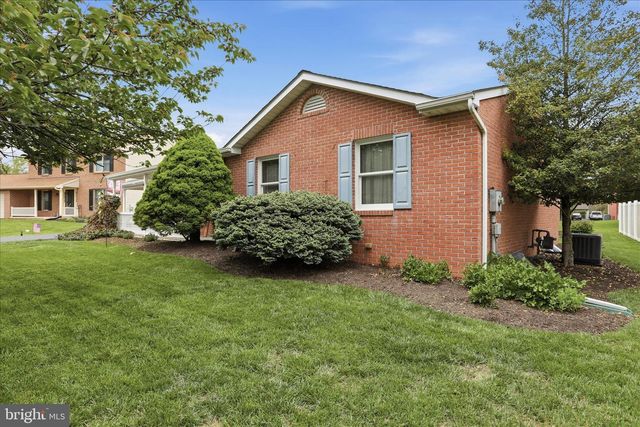 9 DARTMOUTH DR, Hagerstown, MD 21742
