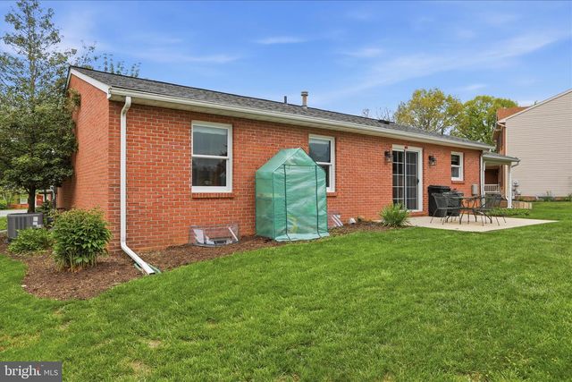 9 DARTMOUTH DR, Hagerstown, MD 21742
