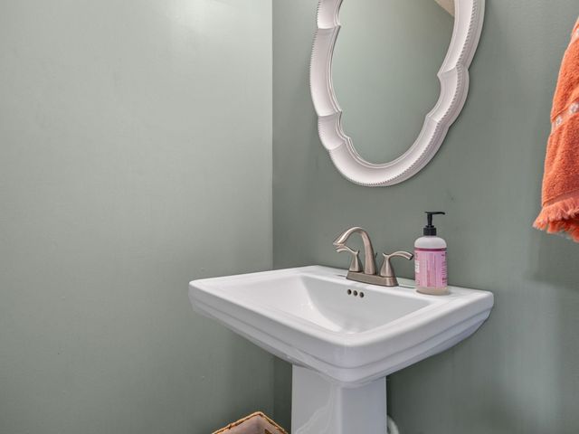 104 Long Creek Ct, Inman, SC 29349