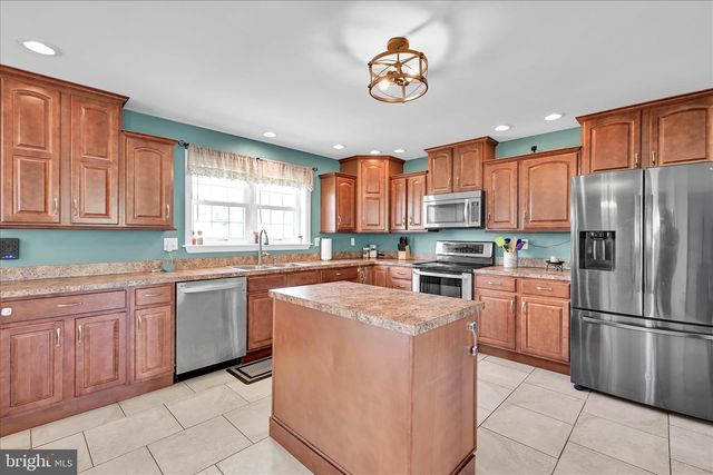 1665 WAMPUM DR, Auburn, PA 17922