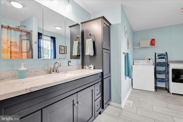 1665 WAMPUM DR, Auburn, PA 17922