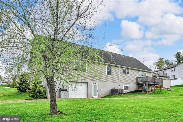1665 WAMPUM DR, Auburn, PA 17922