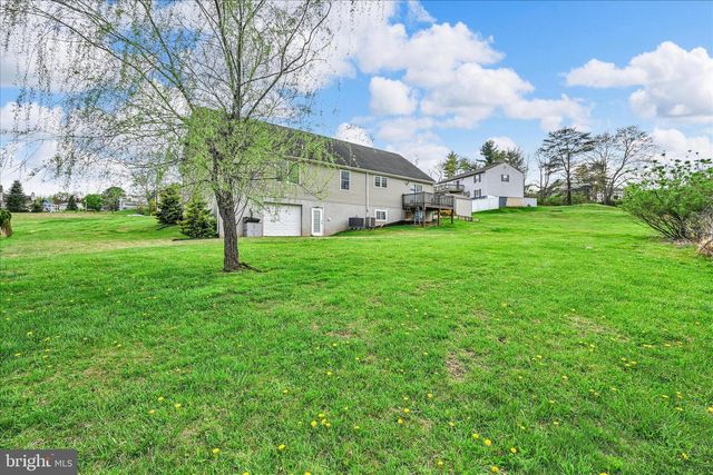 1665 WAMPUM DR, Auburn, PA 17922