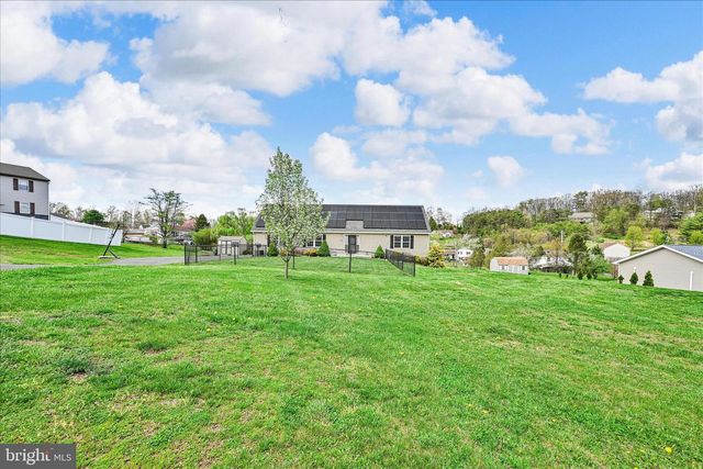 1665 WAMPUM DR, Auburn, PA 17922
