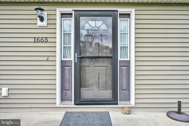 1665 WAMPUM DR, Auburn, PA 17922
