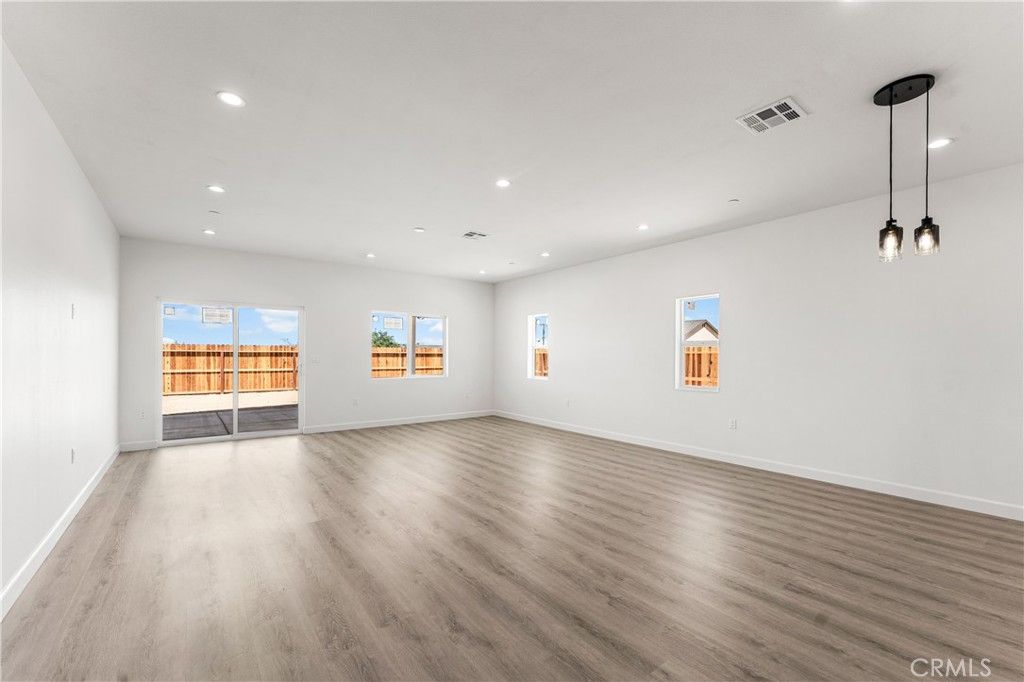 Image 11 of property listing at 10433 Trumbull St, California City, CA 93505