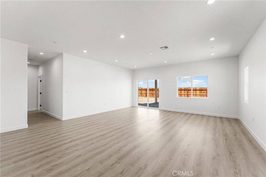 Image 12 of property listing at 10433 Trumbull St, California City, CA 93505