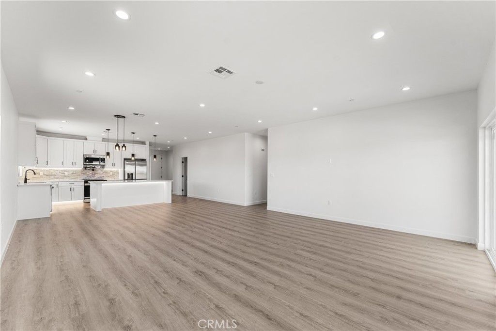 Image 13 of property listing at 10433 Trumbull St, California City, CA 93505