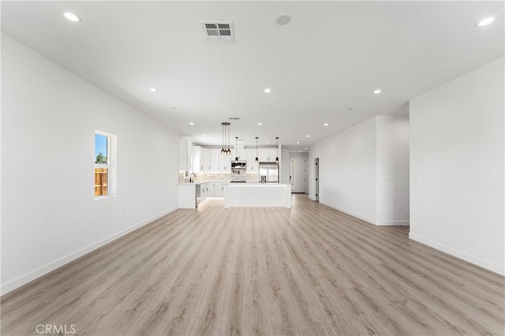 Image 14 of property listing at 10433 Trumbull St, California City, CA 93505