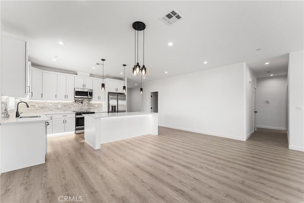Image 17 of property listing at 10433 Trumbull St, California City, CA 93505