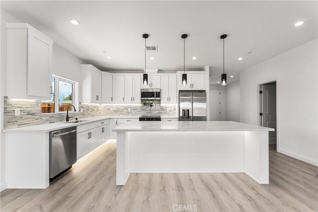 Image 20 of property listing at 10433 Trumbull St, California City, CA 93505