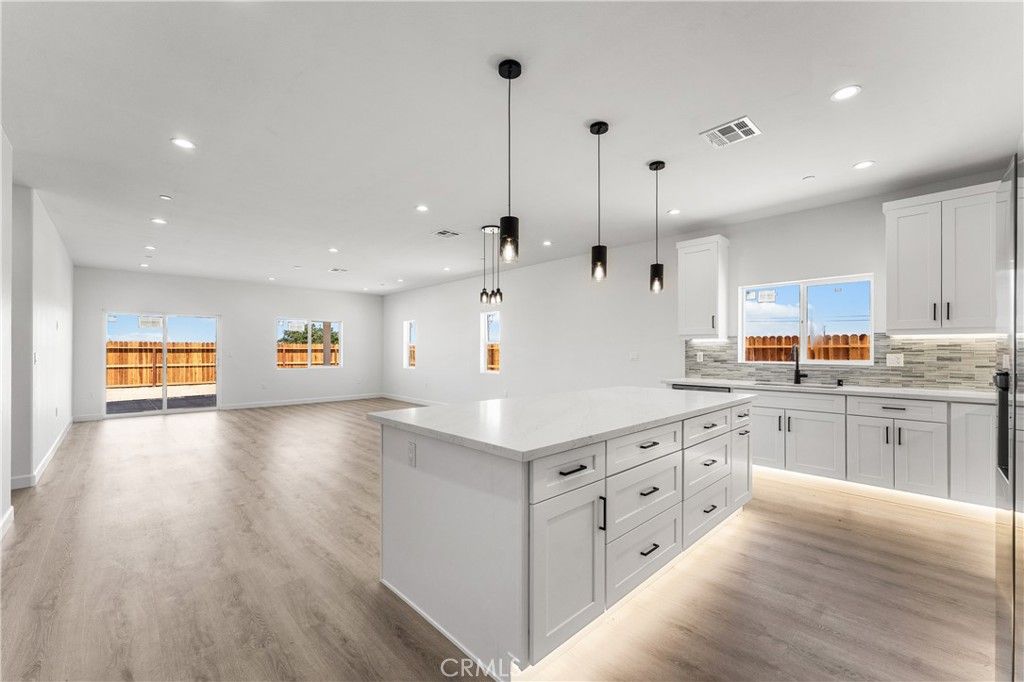 Image 21 of property listing at 10433 Trumbull St, California City, CA 93505