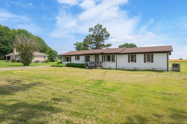 300 Buena Vista Rd, Huntingdon, TN 38344