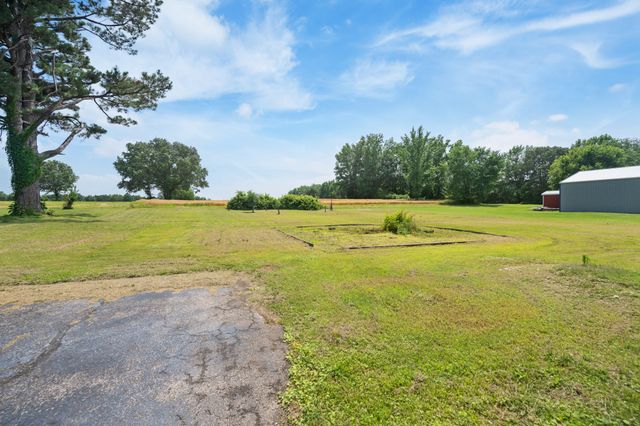 300 Buena Vista Rd, Huntingdon, TN 38344