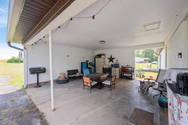 300 Buena Vista Rd, Huntingdon, TN 38344