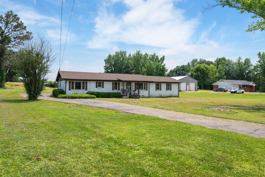 300 Buena Vista Rd, Huntingdon, TN 38344