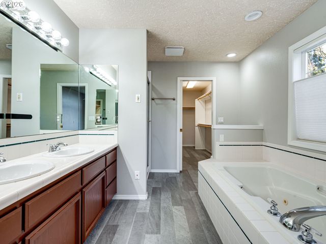 1077 Se DOGWOOD Ln, Gresham, OR 97080