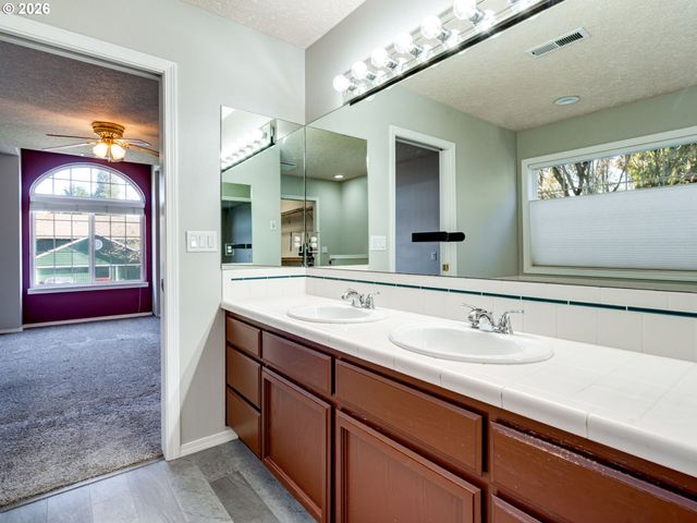 1077 Se DOGWOOD Ln, Gresham, OR 97080