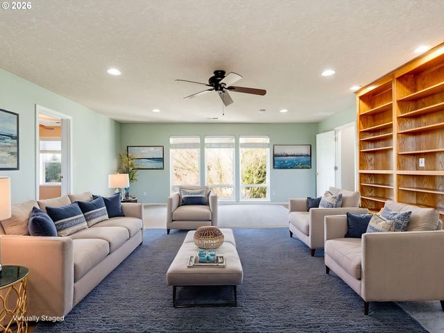 1077 Se DOGWOOD Ln, Gresham, OR 97080