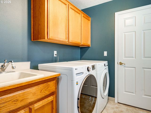 1077 Se DOGWOOD Ln, Gresham, OR 97080