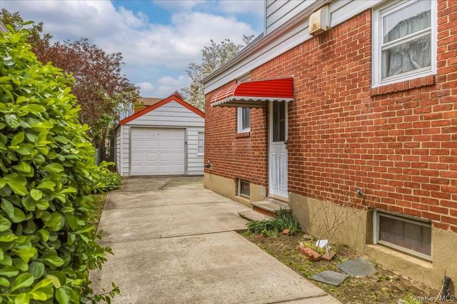 95-18 238th Street, Floral Park, NY 11001